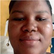 Profesora de primaria, imparte clase a niños de diferentes edades